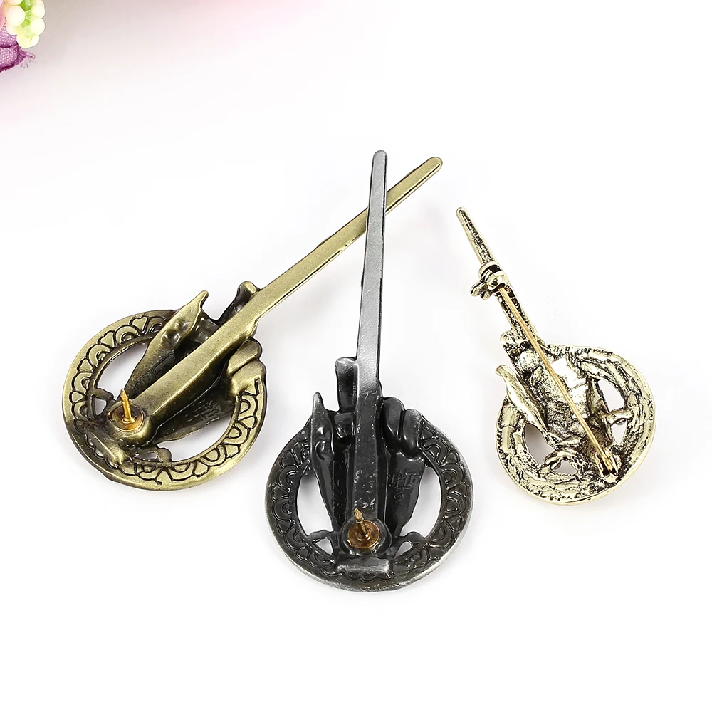 Значок-брошь с изображением рука короля на лацкане