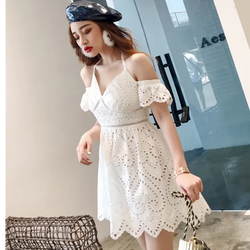 Женское кружевное платье с открытыми плечами белое ажурное мини-платье