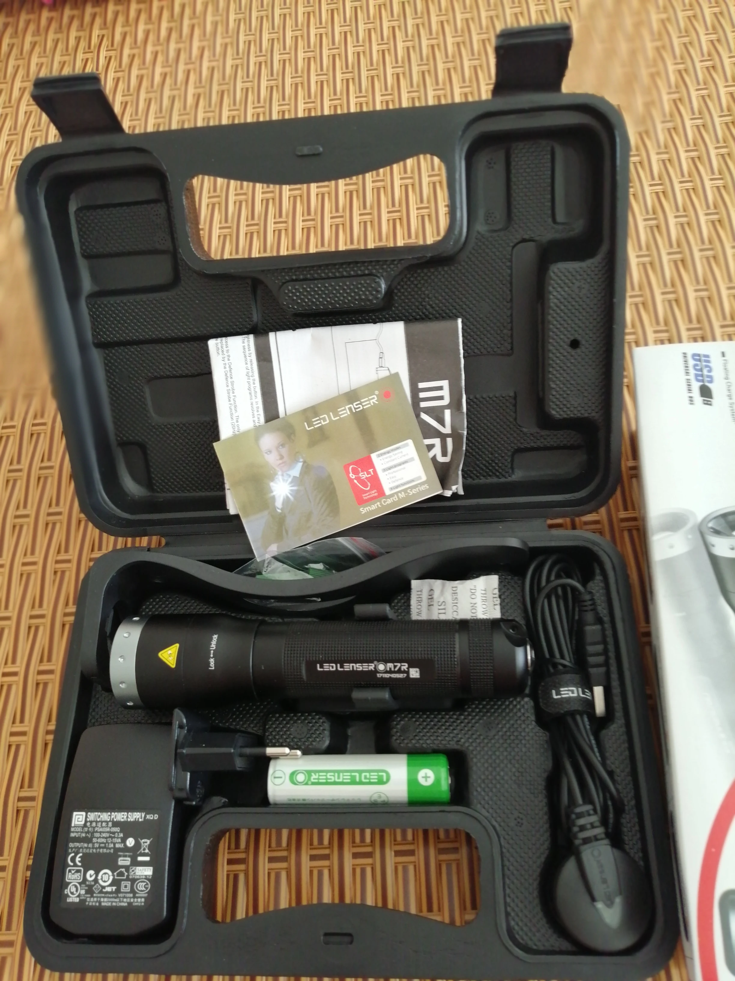 The powerful updated M7R Rechargeable LED Flashlight with 18650 Battery and Retail Packaging free shipping | Электроника