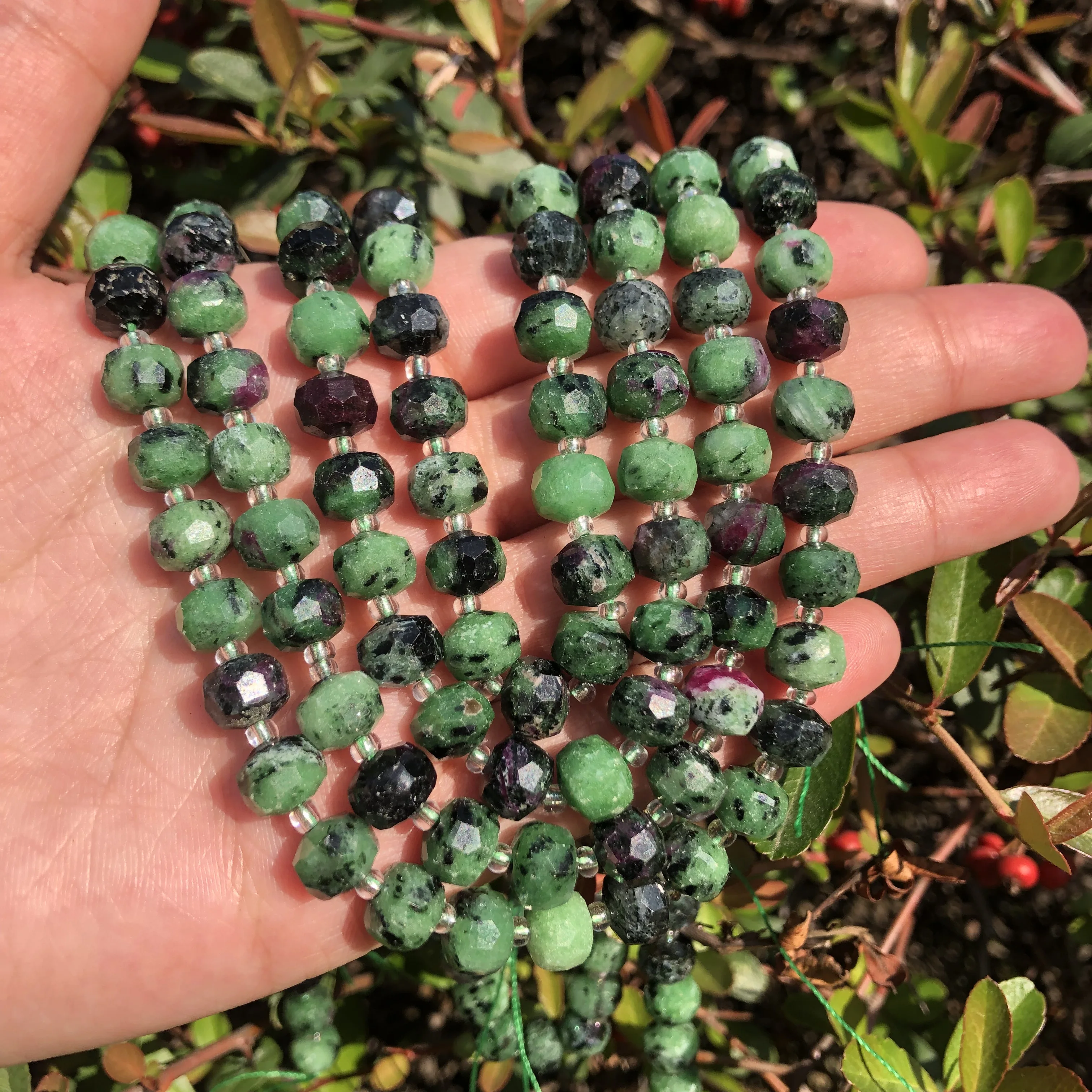 Натуральные бусины Epidote Rubys камень циозит в форме колонки граненые свободные