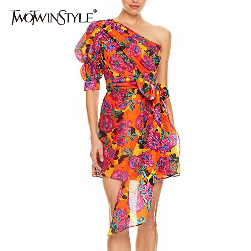 Платье TWOTWINSTYLE с принтом разноцветное ассиметричным воротником и рукавами