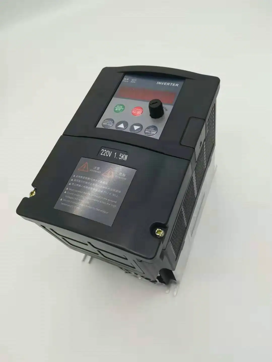 Инвертор VFD ZW-S2B последовательный 220 кВт/кВт однофазный в вход и трехфазный двигатель с кабелем 2 м и наружной панелью CT1