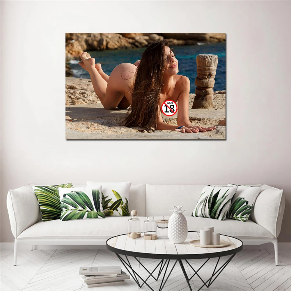 Плакат на холсте с изображением брюнетки обнаженной девушки пляже тканевый