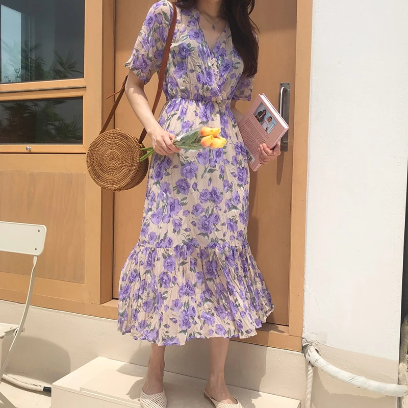 Женское платье с оборками фиолетовое белое цветочным принтом v-образным вырезом