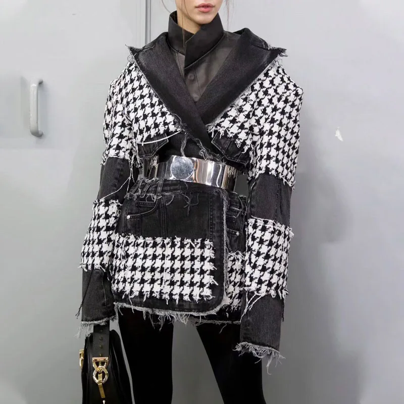 Женская твидовая куртка в клетку короткая джинсовая с поясом и отстрочкой