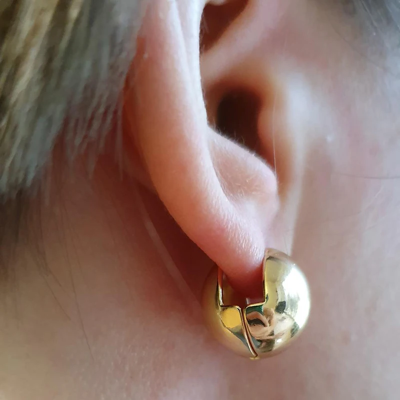 Модные круглые геометрические серьги с шариками текстурированные золотые для