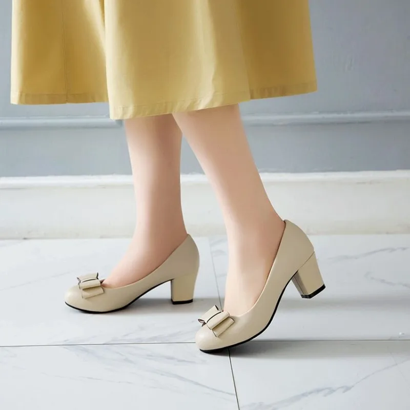 Женская обувь из лакированной кожи цвет розовый белый повседневные лоферы