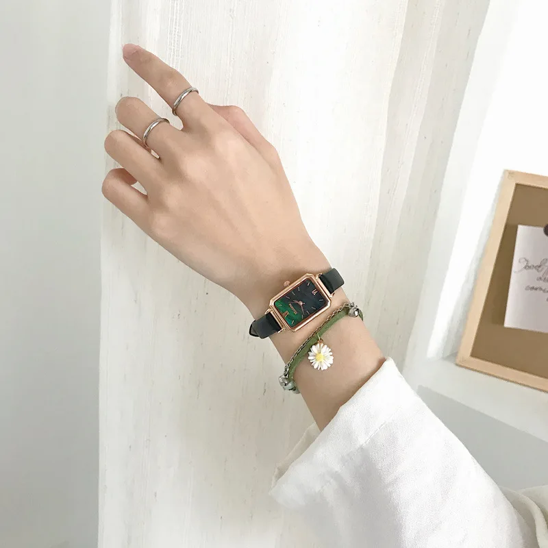 Часы женские кварцевые с кожаным ремешком прямоугольной формы элегантные