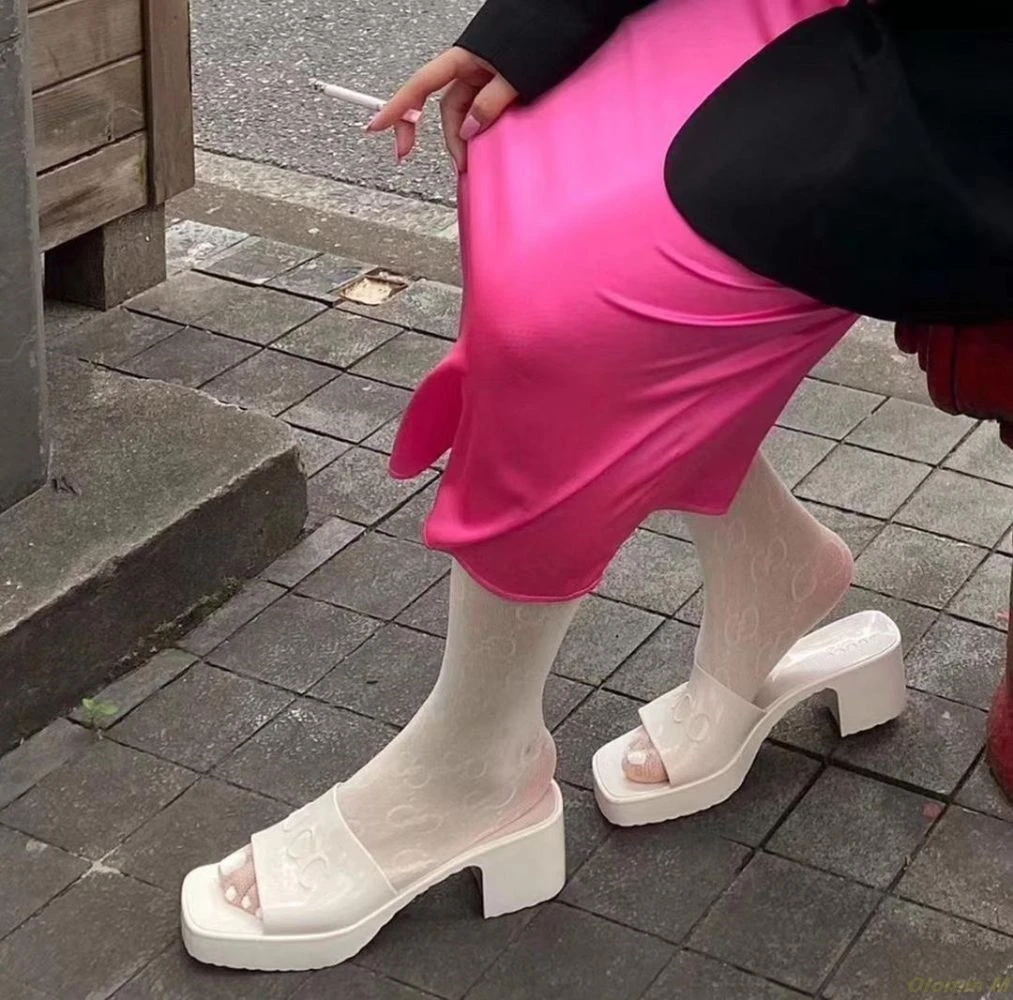 

2021 new women's shoes embossed rubber thick heel slippers sandals outdoor beach designer sandals