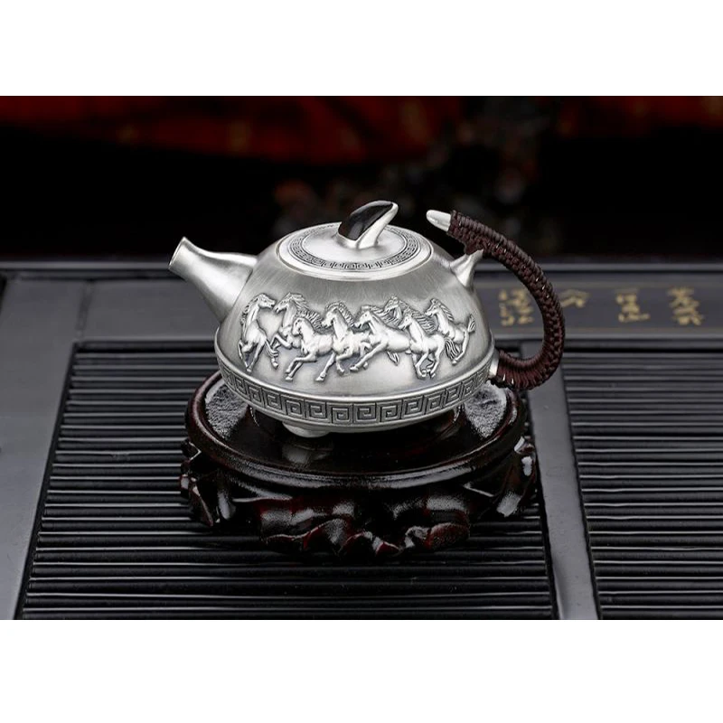 Рисунок 5 - Чайник из серебра 999 пробы в стиле ретро