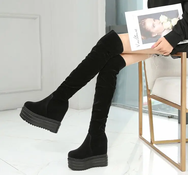 Женские высокие сапоги до колена зимние выше бедра на скрытом каблуке танкетке 13
