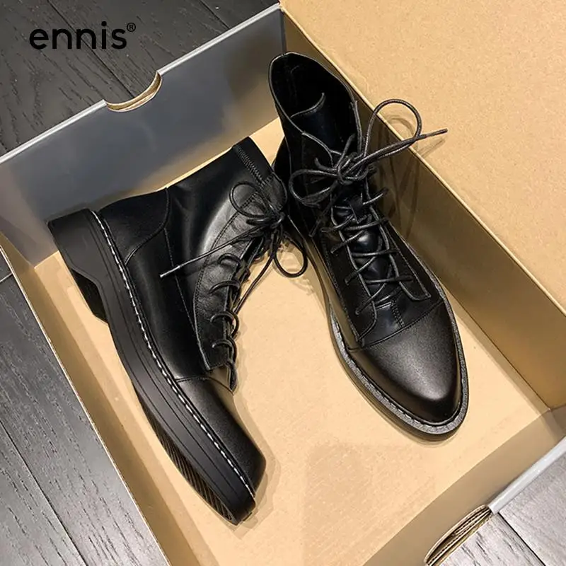 

Женские ботинки-мартинсы из натуральной кожи на платформе