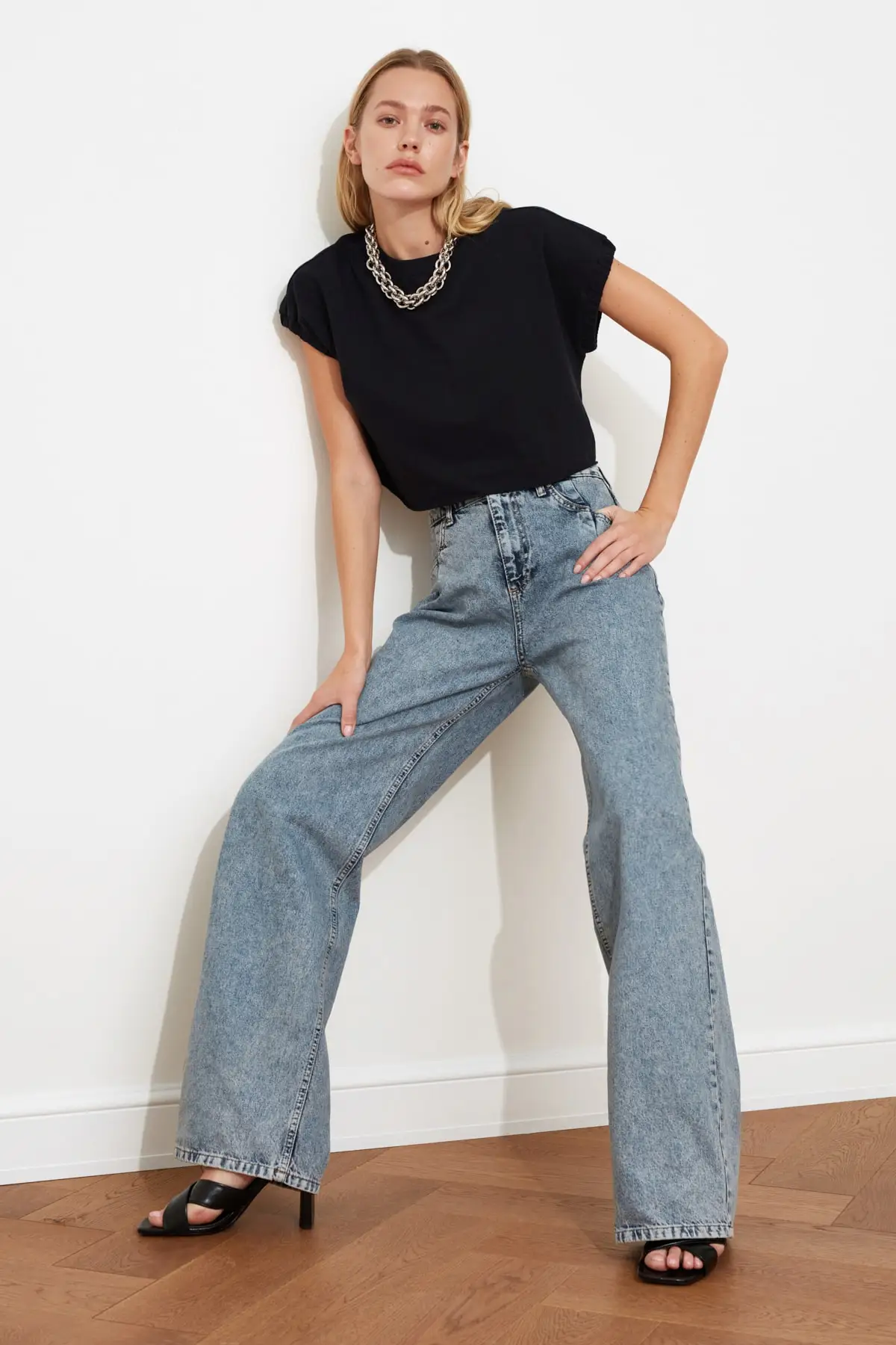 

Trendyol Pocket Detail High Bel Wide Leg Jeans TWOSS20JE0143