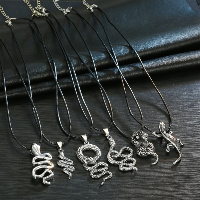 Цепочка-чокер в стиле ретро серебристого цвета с подвеской виде змеи женское