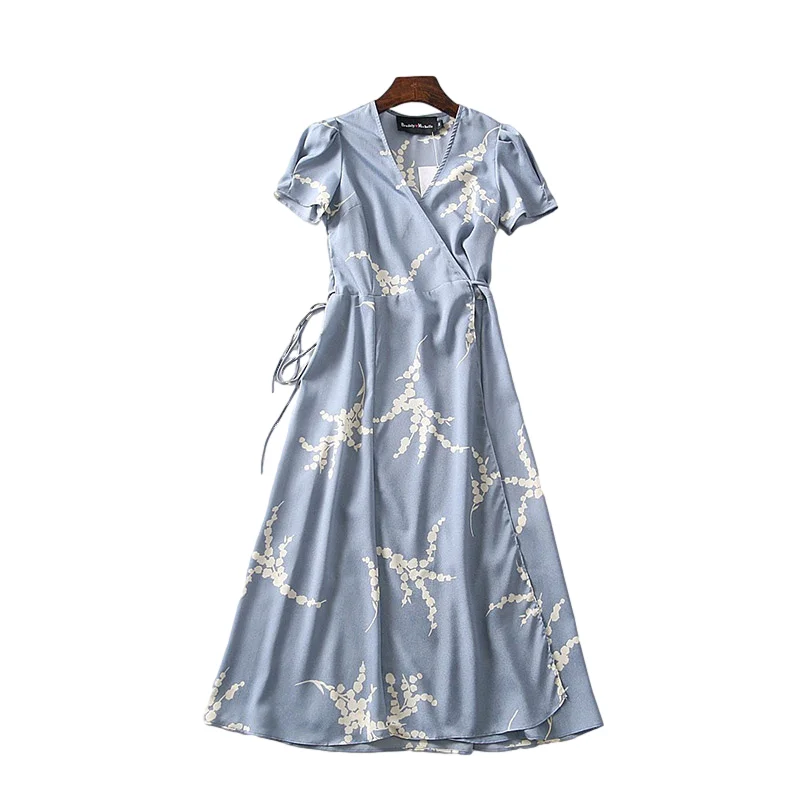 Летнее женское приталенное платье с v образным вырезом и коротким рукавом