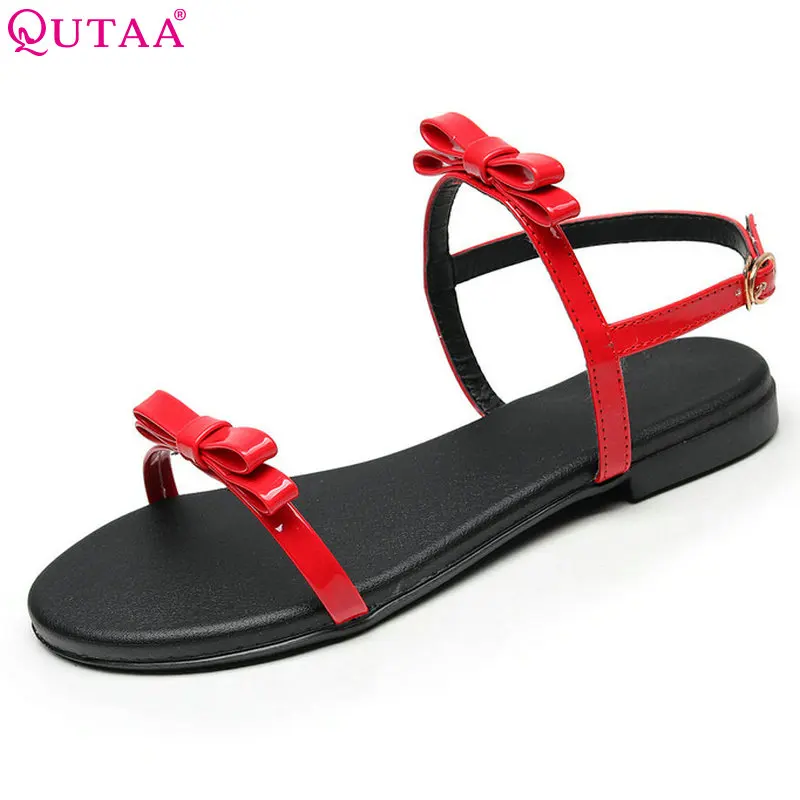 Женские босоножки из искусственной кожи QUTAA черные на низком устойчивом каблуке