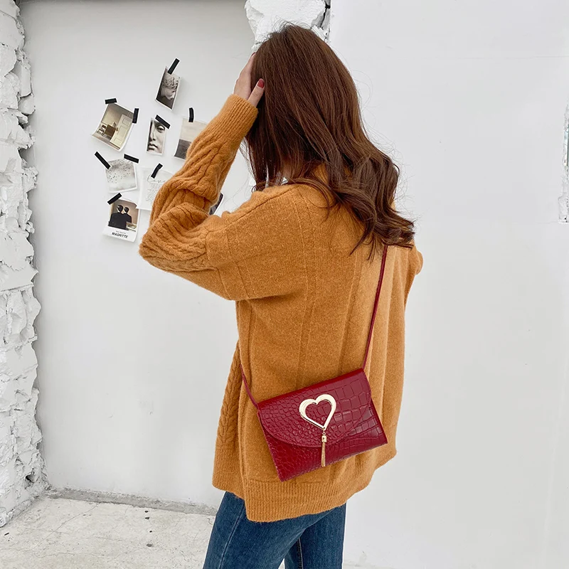 

Women Mini Crossbody Bag Elegant Crocodile Pattern Shoulder Bag Handbag Flap with Metal Heart Tassel Pendant