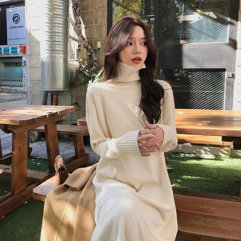 Женское трикотажное платье-свитер средней длины розовое облегающее