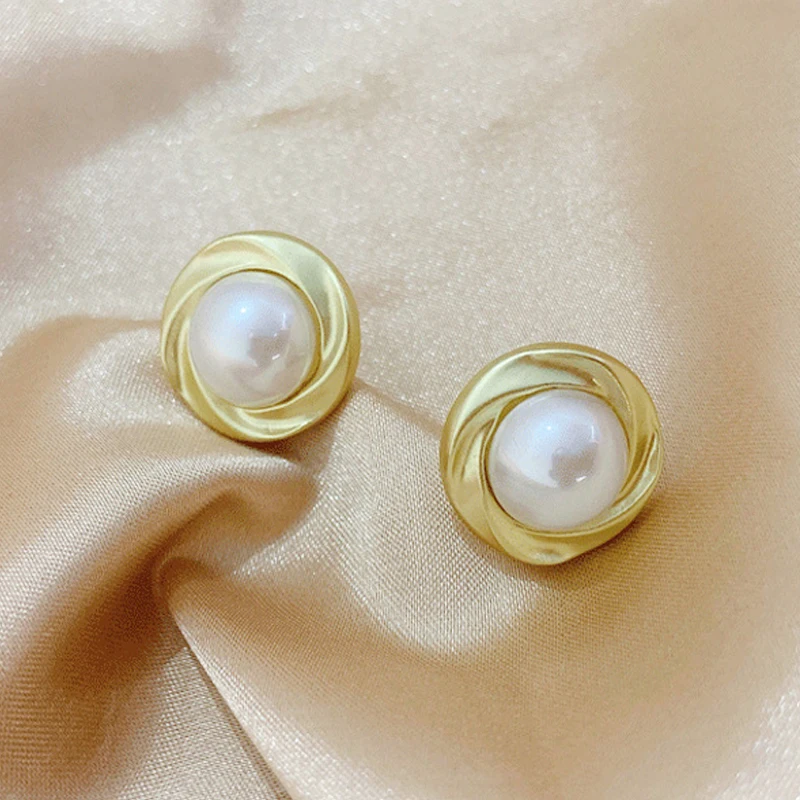 

2021 Korean New Simple Geometry Earrings Fashion Temperament Sweet Pearl Flower Earrings With Silver Ear Piercing Female Jewelry