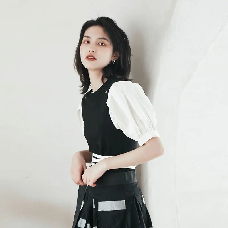 Футболка женская черная трикотажная с рукавами-фонариками и круглым вырезом |