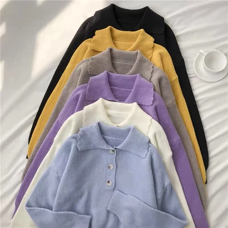 

Короткий вязаный пуловер с воротником-поло и длинными рукавами