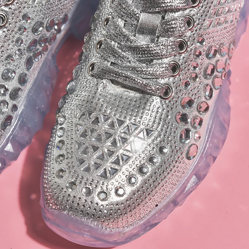 Женские кроссовки с кристаллами Rimocy серебристые на платформе со стразами