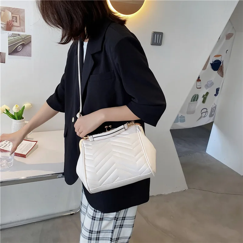 

HighQuality Korean Version of Large Capacity Ladies Shoulder Bag2021new Embroidery Thread Handbag Net Red Shoulder Messenger Bag