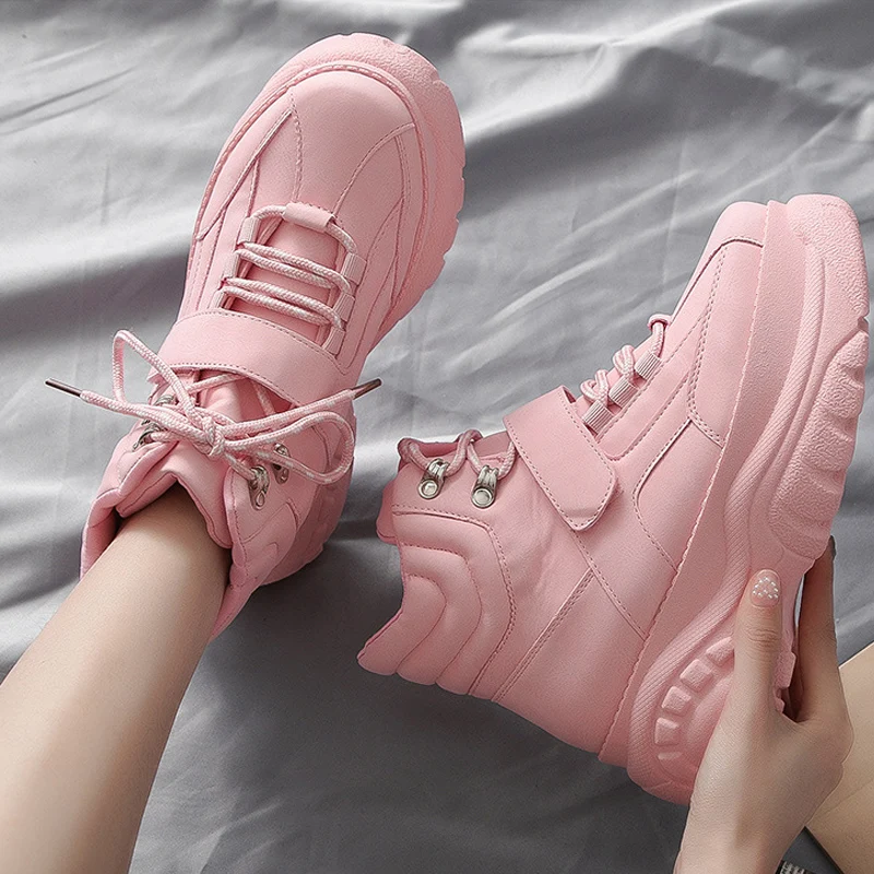 Женские кроссовки на платформе розовые не сужающемся книзу массивном каблуке