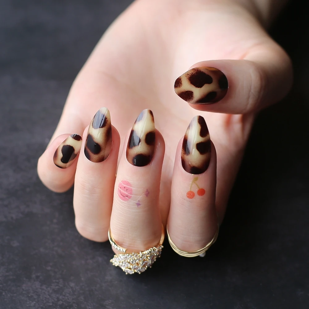 Classic Cheetah Brown  Fake nails Almond Acrylic nails Glossy Stiletto False nails Short leopard print yellow
