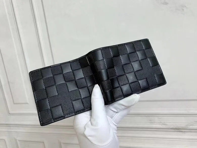 

Luxury high-quality wallet is compact and portable. New style of pressing grid