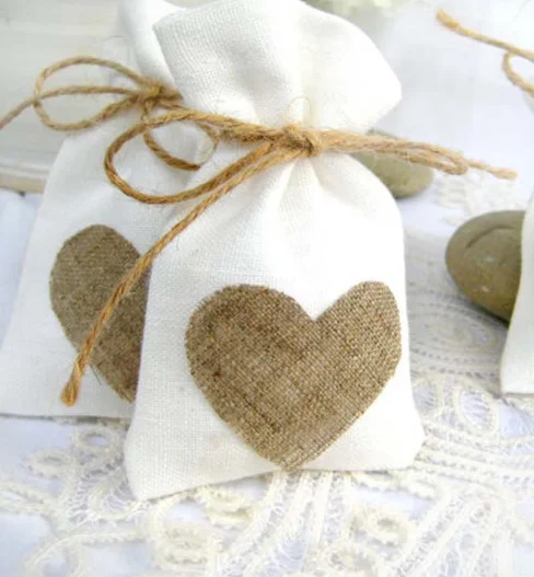 

50Pcs/Lot 10X14cm "Love In Heart" Burlap Favor Bags Wedding Favor Bags Gift Bags Jewelry White