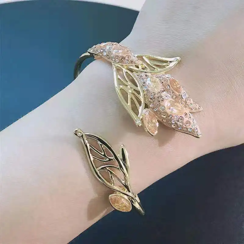 

2021Fashion Accessories SWA New GRACEFUL BLOOM CUFF Ladies Bracelet Gold Tone Leaf Element Decoration Female Romantic Gift