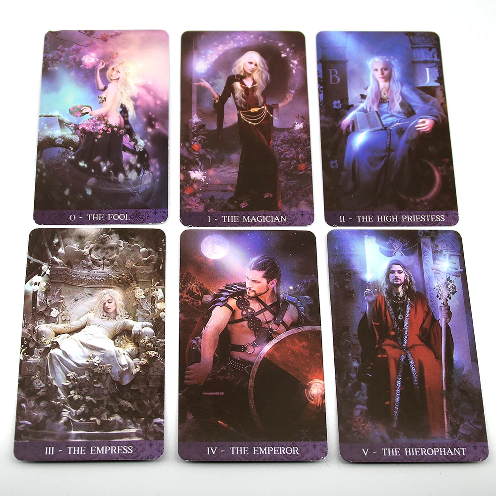 Tarot de la ночь открывает путешествие в мощной темноте под лунным светом гламура и