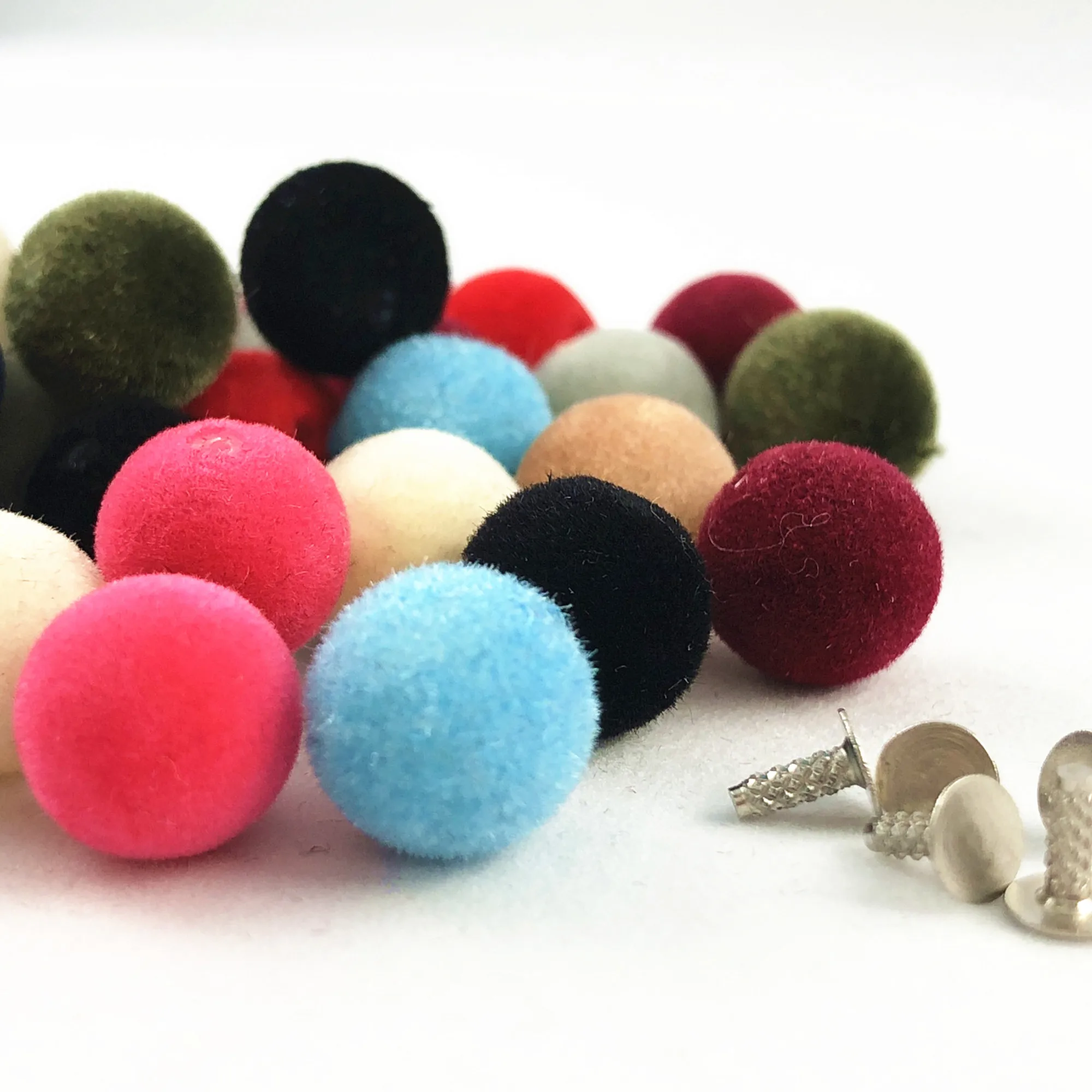 YORANYO 110 комплектов разноцветные флокированные акриловые круглые заклепки 10 мм