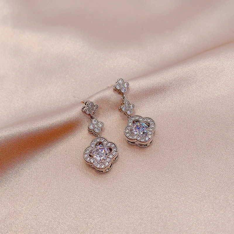 

fashion simple personality exquisite fourclover S925 silver needle earrings super flash set diamond temperament female earrings