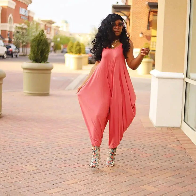 Комбинезон с лямкой через шею V-образным вырезом широкими штанинами |