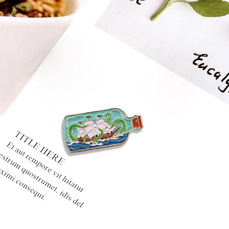 Плоская бутылка пиратский парусный корабль и осьминог