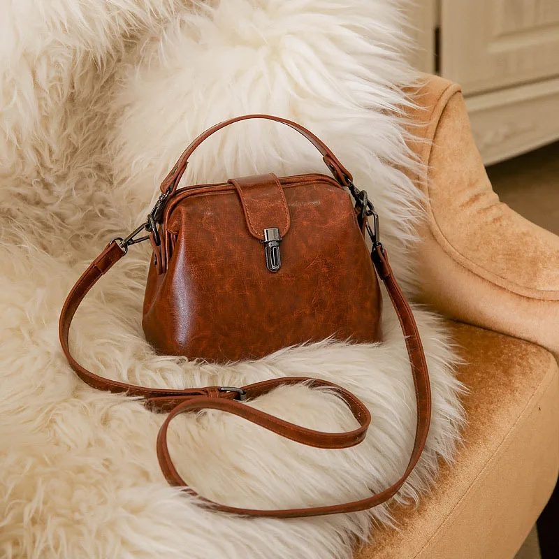 Женская кожаная сумка Doctoc черная коричневая красная винтажная через плечо