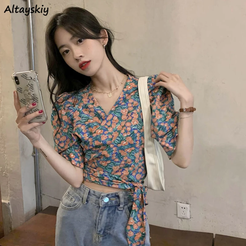 

Блузка женская с V-образным вырезом, нежный винтажный Модный повседневный Универсальный кроп-топ на шнуровке с принтом, шикарный топ Ulzzang с п...