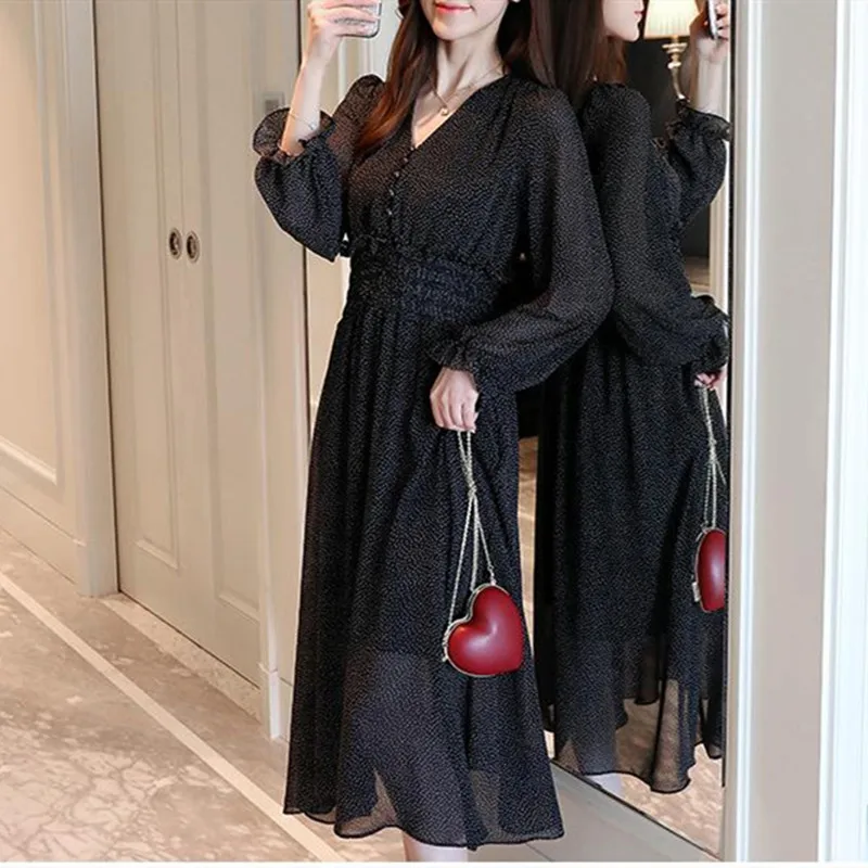 Женское платье в горошек черное шифоновое средней длины с длинным рукавом и V