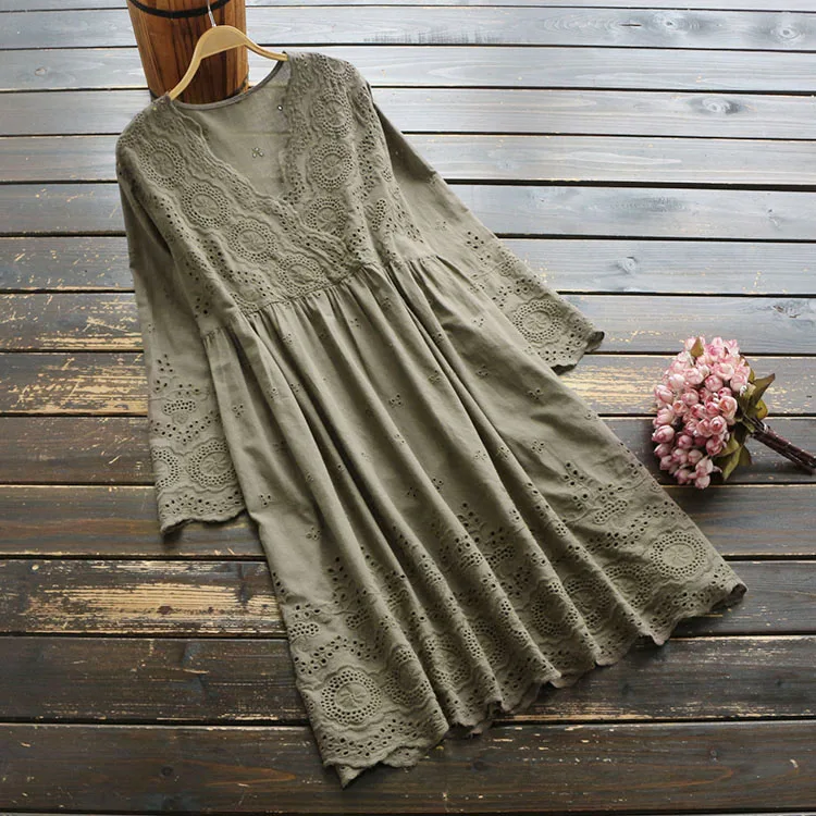 Женское хлопковое платье с вышивкой однотонное средней длины V-образным вырезом