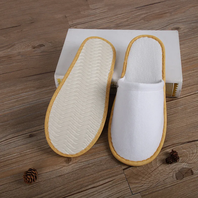 Одноразовые вечерние тапочки хорошего качества из белого флиса для отеля и всей