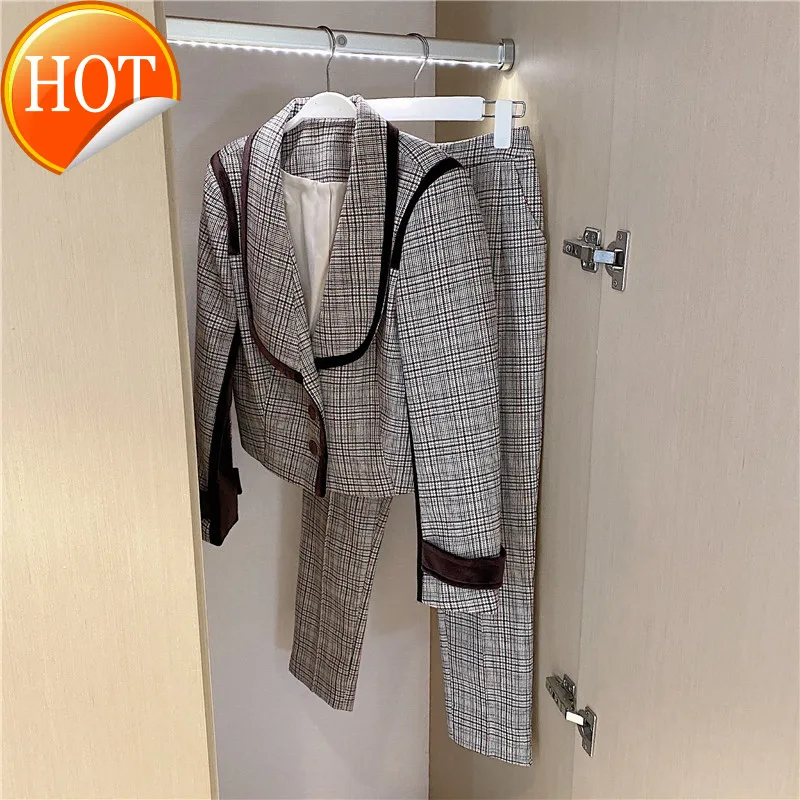 

Two pieces of women's style casual pants the early autumn of 2020