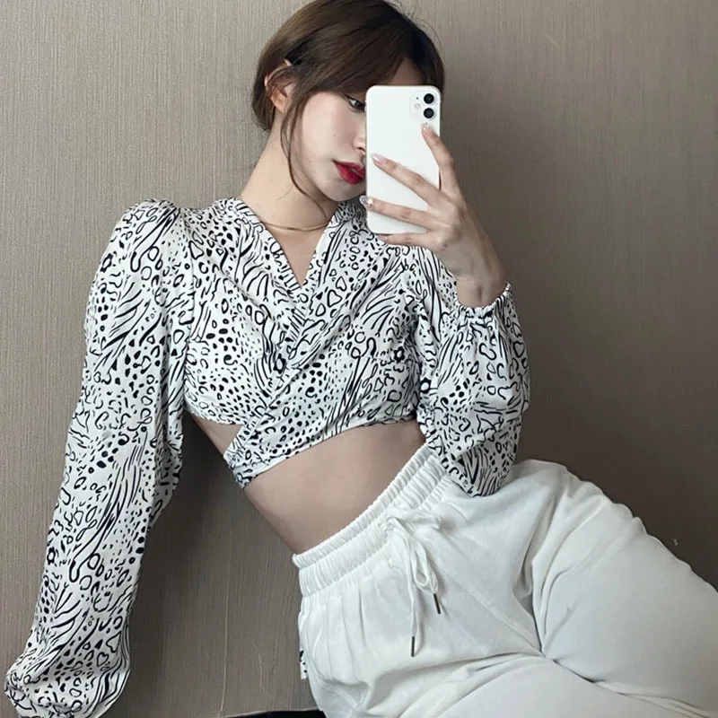 

Short Shirt, Feminine Look, Big Open Back, Long Sleeve Niche Top Tie