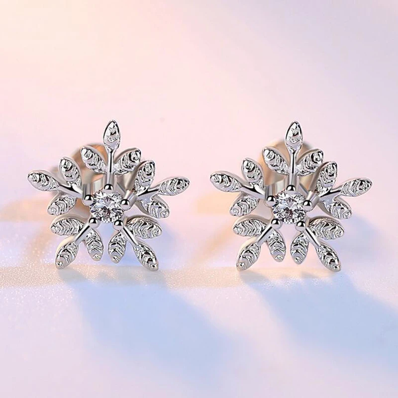 

Серьги-гвоздики женские из серебра 925 пробы в виде снежинки