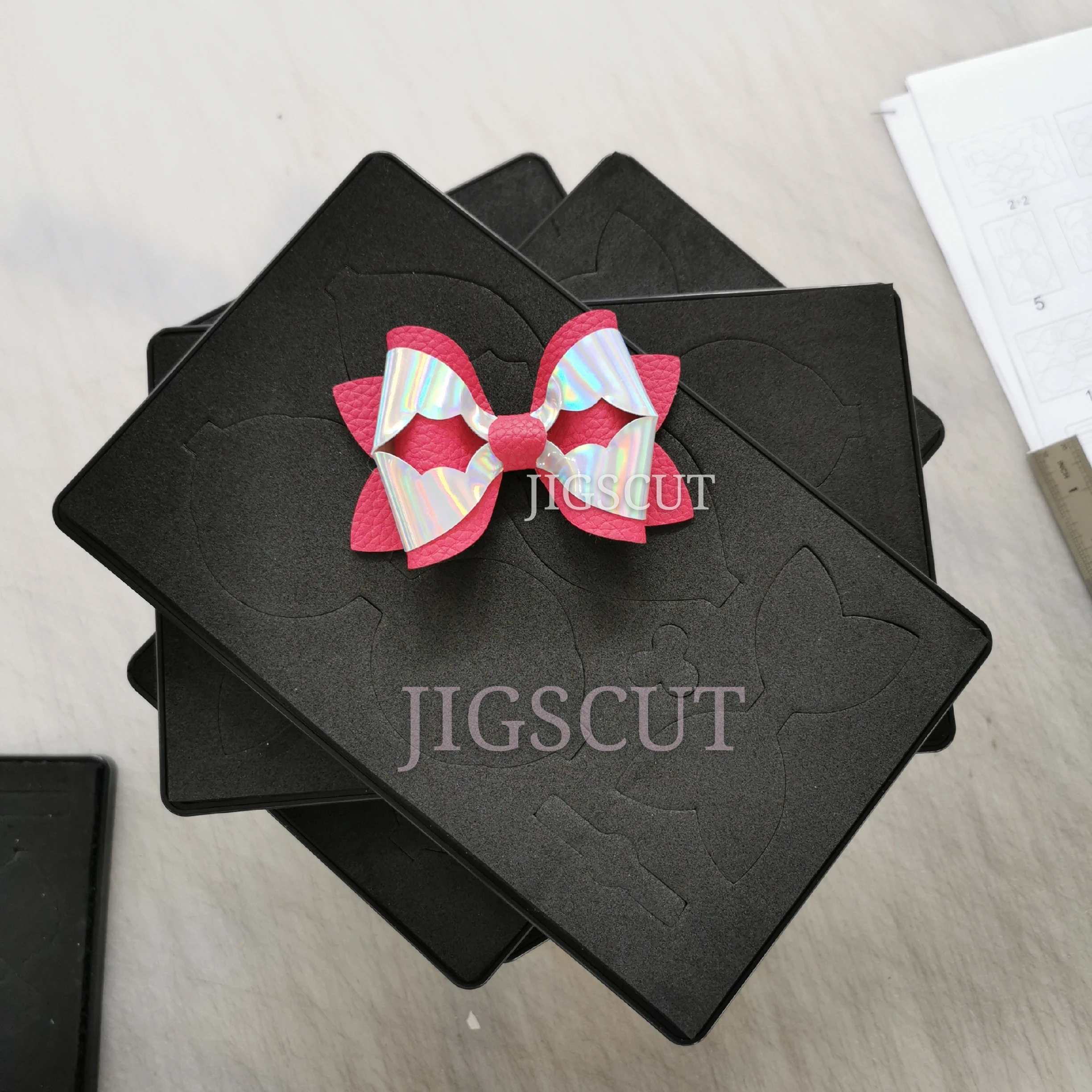 

Рождественский бант для высечки JIGS-BOW0132