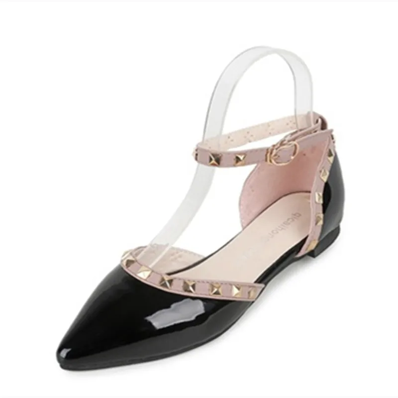 Женские блестящие туфли из лакированной кожи на плоской подошве с заклепками в