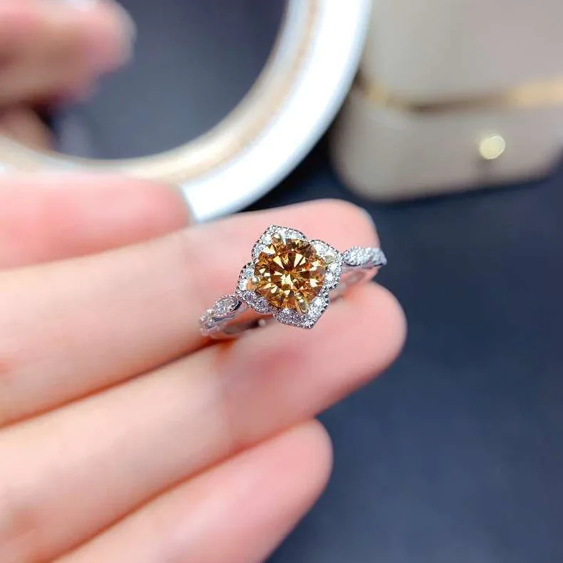 

Женское кольцо из серебра 925 пробы с камнем цвета шампанского