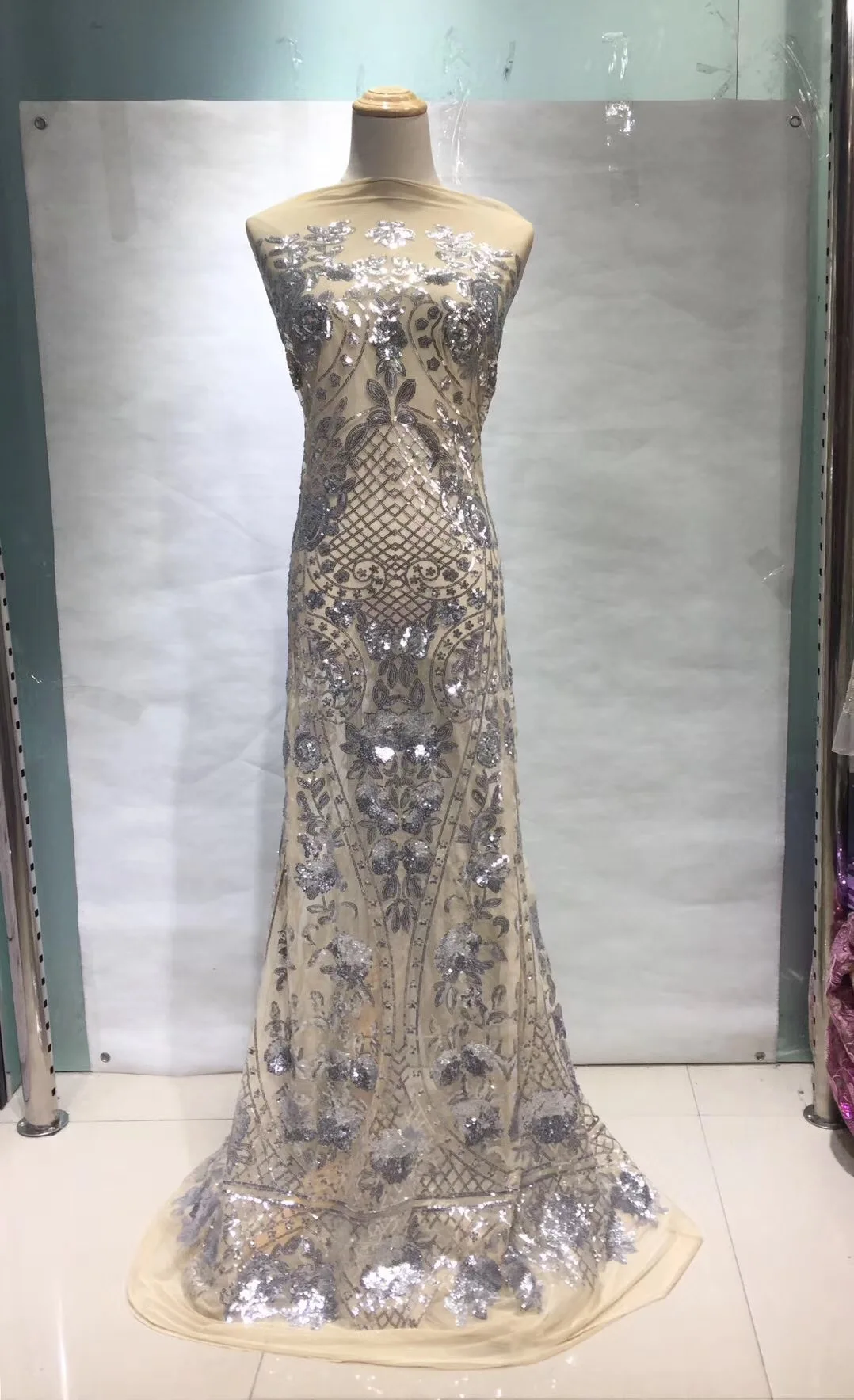 

Latest African Net Lace Fabric High Quality 2019 French Tulle Lace Fabric With Nigerian Sequins Lace Fabrics For Wedding JL079