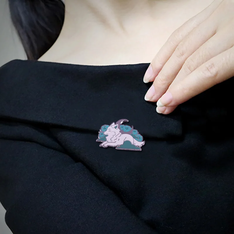 Зимняя брошь в виде лисы